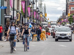 De grandes foules de gens ont afflué vers le Glebe, samedi, pour le retour de la grande vente de garage du Glebe.