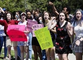Schüler des katholischen Gymnasiums Béatrice-Desloges protestieren am 13. Mai gegen die Durchsetzung der Kleiderordnung der Schule.