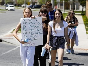 Schüler des katholischen Gymnasiums Béatrice-Desloges protestieren am Freitag, den 13. Mai 2022, als Reaktion auf einen Dresscode-Blitz am Vortag.