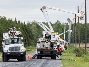 Hydro Ottawa crews, power outage