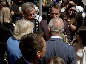 Prinz Charles und Camilla, Herzogin von Cornwall, besuchen den ByWard Market und sprechen am Mittwoch in Ottawa mit Jim Watson, dem Bürgermeister von Ottawa.