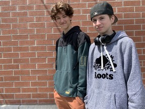 Zach Renaud, 17, links, und John Monroe, 18, sind Schüler der St. Pius X Catholic High School.