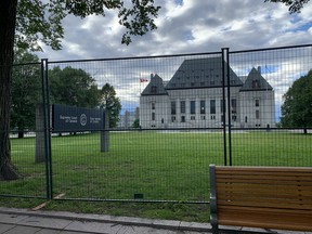 Um den Rasen des Obersten Gerichtshofs von Kanada wurde ein etwa zweieinhalb Meter hoher Zaun errichtet.  „Freedom“-Demonstranten, die sich gegen COVID-19-Impfstoffmandate und andere Pandemiemaßnahmen im Bereich der öffentlichen Gesundheit aussprechen, hatten angekündigt, am Canada Day eine Picknickparty mit Konzerten und Spielen auf dem Rasen zu veranstalten.