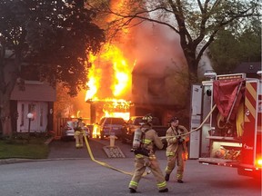 Die Feuerwehr von Ottawa versucht, das Feuer im Haus der Riggins am 9 Brydon Court unter Kontrolle zu bringen.  nach dem Sturm am 21.