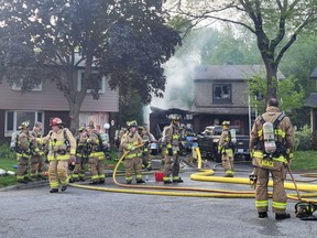 Die Feuerwehr von Ottawa versucht, das Feuer im Haus der Riggins am 9 Brydon Court unter Kontrolle zu bringen.  nach dem Sturm am 21.