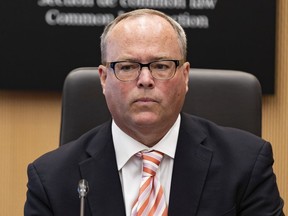 Le juge William Hourigan, commissaire, dirige l'enquête publique sur le train léger sur rail d'Ottawa.