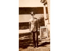 Lieutenant d'aviation George Huson dans son uniforme de l'Aviation royale du Canada.