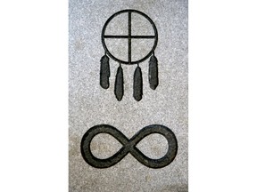 Mitglieder der kanadischen Streitkräfte, indigene Älteste und Familien von Militärangehörigen enthüllten am Dienstag auf dem Beechwood Cemetery die ersten beiden Symbole – ein First Nations Medicine Wheel und das Metis Infinity-Symbol –, die die indigene Spiritualität für militärische Grabsteine ​​darstellen Der Friedhof erkannte die Notwendigkeit an, letzte Ruhestätten für indigene CAF-Mitglieder mit Symbolen zu personalisieren, die ihre Spiritualität widerspiegeln. Julie Oliver/Postmedia