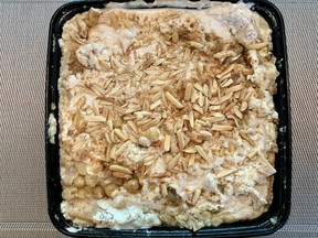 Hummus Fatteh (Kichererbsen geschichtet auf knusprigem Fladenbrot und belegt mit scharfer Tahini-Sauce, die mit Mandeln brutzelt) von Syrian Kitchen.