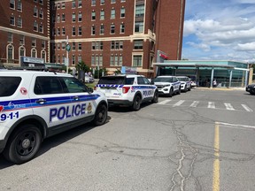 Die Notaufnahme auf dem Civic Campus des Ottawa Hospital war am Freitagnachmittag etwas mehr als eine Stunde lang gesperrt, nachdem eine Person mit einer Schusswunde dort angekommen war.
