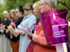 Une vigile est tenue pour trois femmes assassinées de la vallée de l'Outaouais (Carol Culleton, Anastasia Kuzyk et Nathalie Warmerdam) au Monument des femmes à Petawawa, avant l'ouverture d'une enquête sur leur mort.