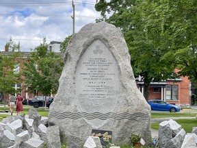 Le Monument des femmes d'Ottawa, honorant la vie des femmes et des filles de la région assassinées par des hommes, est situé dans le parc Minto.