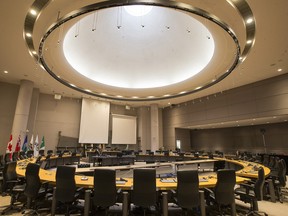 Salle du conseil municipal d'Ottawa : La diffusion de l'information est devenue une partie courante de la culture municipale.