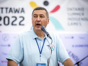 Marc Laliberte, Präsident von Indigenous Sport & Wellness Ontario (ISWO), sprach bei der Abschlusszeremonie am Sonntagnachmittag.