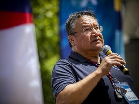 Elder Mike Metatawabin von Fort Albany First Nation wandte sich an die Menge und sprach über ernste Themen, mit denen indigene Gruppen konfrontiert sind, die Bedeutung des Sports und sprach ein Gebet, nachdem er einen Witz gerissen hatte, dass er der jüngste Älteste sei, den sie finden könnten.