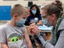 Impfstoffe und Auffrischungsimpfungen sowie Masken sind nach wie vor wichtig, so Ottawa Public Health.