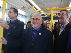 Le premier jour de service du TLR, le 14 septembre 2019, a été une journée agréable pour le directeur général d'OC Transpo, John Manconi, à gauche, le conseiller et chef de la commission de transport en commun, Allan Hubley, au milieu, et le maire Jim Watson.