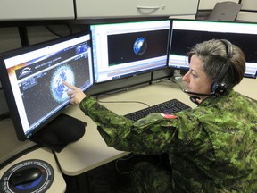 Uma foto de folheto do Centro de Operações Espaciais Canadense.  As Forças Canadenses vão criar um novo grupo para focar na crescente importância do espaço para as operações militares e a segurança do país.