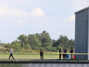 Ermittler am Ort der Fallschirmsprung-Tragödie am Flughafen Arnprior am Mittwoch.