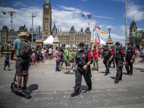 Cela ressemblait à un week-end ensoleillé normal au centre-ville, mais avec une présence policière beaucoup plus visible, y compris un groupe d'agents de Montréal.