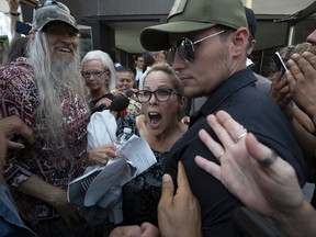 Unterstützer umringen die Organisatorin des „Freedom Convoy“, Tamara Lich, als sie das Gerichtsgebäude verlässt, nachdem sie am Dienstag, den 26. Juli 2022, in Ottawa aus dem Gefängnis entlassen wurde.