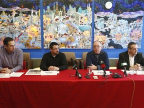 Une photo d'archive de février 2020 montre une conférence de presse sur la Ligne de la Confédération impliquant, de gauche à droite, les responsables d'OC Transpo John Manconi, Troy Charter et Pat Scrimgeour d'OCV Transpo et Peter Lauch du Rideau Transit Group.