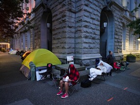 La gente acampa durante la noche en la fila frente a una oficina de pasaportes del Servicio de Canadá en Vancouver.