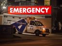 Aktenfoto: Ein Krankenwagen verlässt während der COVID-19-Pandemie den Notfallbereich des Toronto Western Hospital.