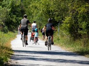 Photo d'archive : Des gens se promènent à vélo le long du Sentier transcanadien dans l'ouest d'Ottawa.