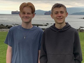 Owen Hills, à gauche, et Jack Moore participeront à Pokémon le jeu de cartes aux Championnats du monde Pokémon 2022 à Londres le 18 août.