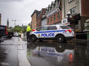 OTTAWA – Die Polizei von Ottawa untersuchte eine nächtliche Schießerei auf dem ByWard Market in der York Street am Freitag, den 26. August 2022. ASHLEY FRASER, POSTMEDIA