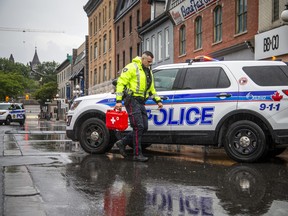 OTTAWA – Die Polizei von Ottawa untersuchte eine nächtliche Schießerei auf dem ByWard Market in der York Street am Freitag, den 26. August 2022. ASHLEY FRASER, POSTMEDIA