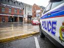 Die Polizei von Ottawa untersucht am Freitag eine Schießerei am frühen Morgen auf dem ByWard Market in der York Street.  Drei Männer wurden verletzt und befinden sich in ernstem, aber stabilem Zustand.  ASHLEY FRASER, POSTMEDIA