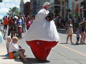 10 août 2013 : Tim Holland, le dompteur de marionnettes à la.9ème saison des Puppets Up !  Festival international d'Almonte.  Photo de Bruno Schlumberger