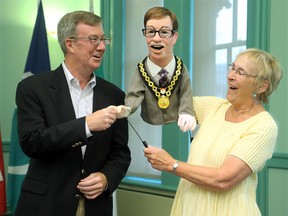 Noreen Young présente au maire d'Ottawa Jim Watson son propre « mini-moi » lors d'un dévoilement le mercredi 23 juillet 2014 à l'hôtel de ville.