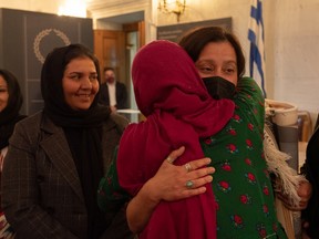 ATENAS — Un trabajador activista abraza a un parlamentario afgano que se dirige a Canadá.  Varias parlamentarias afganas, junto con activistas y jueces, escaparon de Afganistán cuando los talibanes tomaron el poder del país el 15 de agosto de 2021.