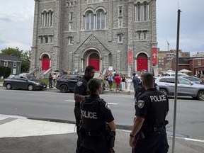 Die Polizei von Ottawa gegenüber der ehemaligen St. Brigid's Church in Lowertown, wo sich Mitglieder der United People of Canada (TUPOC) niedergelassen haben.