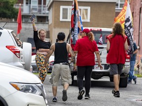 Unterstützer von The United People of Canada (TUPOC) vor der ehemaligen St. Brigid's Church in Lowertown, Sonntag, 21. August 2022.