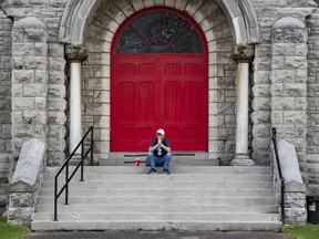 Ein Unterstützer von The United People of Canada (TUPOC) betet auf den Stufen einer ehemaligen St. Brigid's Church in Lowertown.  Sonntag, 21. August 2022.