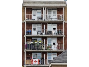 Ein kleines Schild mit der Aufschrift VERLASSEN auf einem Wohnungsbalkon gegenüber der ehemaligen St. Brigid's Church in Lowertown, wo sich die United People of Canada (TUPOC) niedergelassen haben.