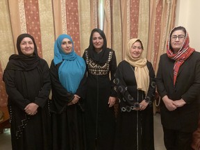 Las exdiputadas afganas Mahbuba, Gulalai, Mursal, Hamida y Samia.  No han podido salir del país.