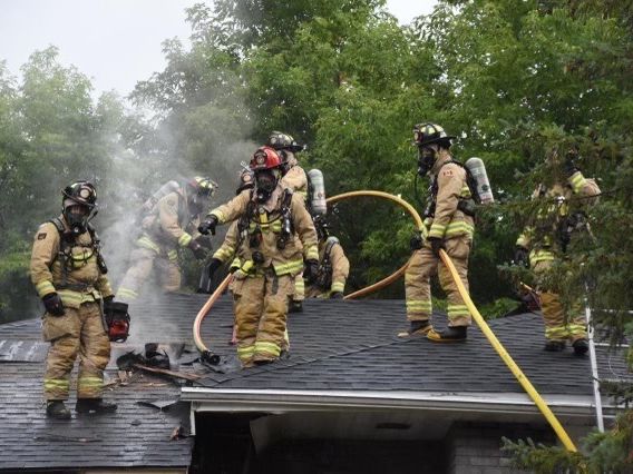 Les pompiers empêchent les flammes de se propager dans la maison de Vanier