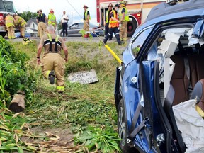 Le Service des incendies d'Ottawa a assisté à une collision automobile impliquant deux véhicules qui se sont renversés dans un fossé à l'intersection du chemin Dalmeny et de la rue Bank.