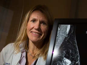 La Dre Jean Seely, chef de l'imagerie mammaire à L'Hôpital d'Ottawa et professeure à la Faculté de médecine de l'Université d'Ottawa, dit qu'elle et d'autres « demandent activement » au gouvernement de l'Ontario d'inclure les femmes de plus de 40 ans dans le programme annuel de dépistage du cancer du sein.  
