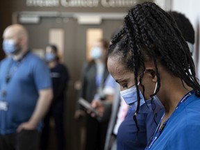 Les travailleurs écoutent jeudi la ministre de la Santé de l'Ontario, Sylvia Jones, annoncer les changements proposés au système de santé de l'Ontario à l'hôpital Sunnybrook de Toronto.