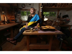 La luthière Linda Manzer pose pour une photo dans son atelier d'Almonte.