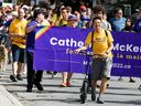 Die Bürgermeisterkandidatin Catherine McKenney nimmt am jährlichen Labor Day March durch die Innenstadt am 5. September teil