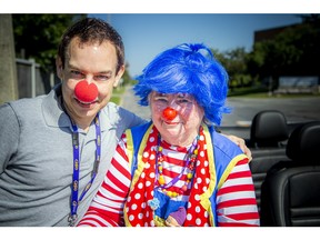 Mollypenny, der geliebte therapeutische Clown von CHEO, mit Alex Munter, Chief Executive Officer von CHEO.