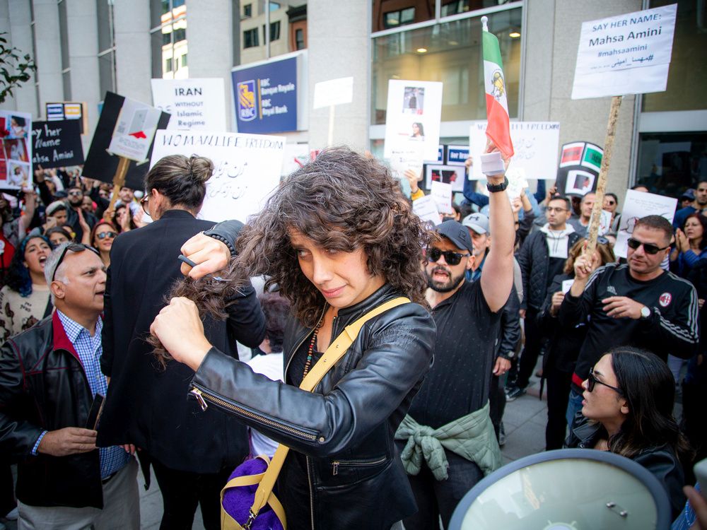 “Mahsa Amini” scandé à Ottawa lors d’un rassemblement organisé pour soutenir les Iraniens qui protestent contre l’oppression