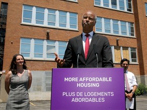 Ahmed Hussein, ministre du Logement, de la Diversité et de l'Inclusion, annonce un financement fédéral de 22,4 millions de dollars pour trois projets visant à créer 66 nouveaux logements abordables à Ottawa en juin.  Tous les paliers de gouvernement devront faire plus si nous voulons réduire l'itinérance.